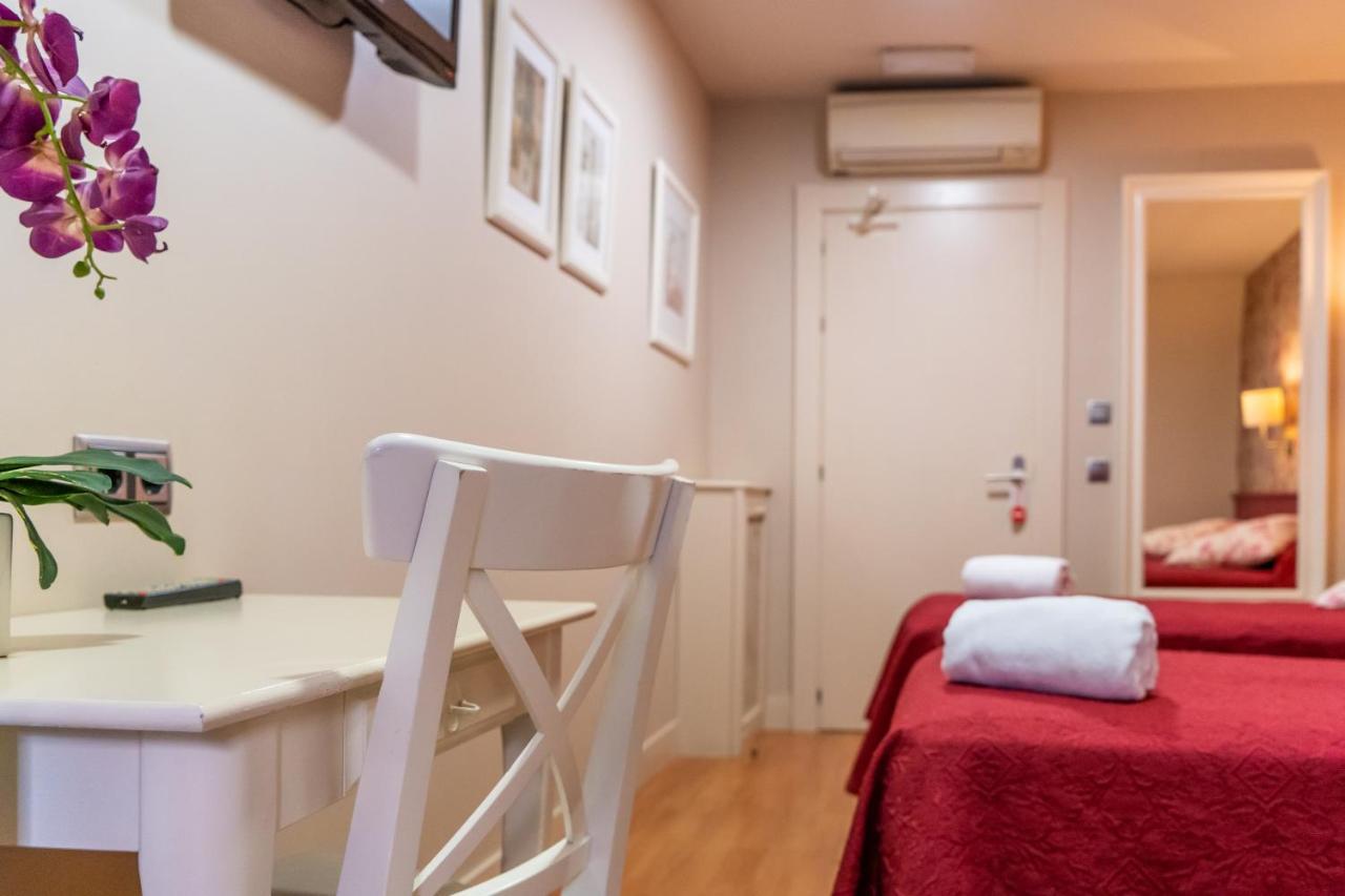 Hostal Matheu Madrid Exterior photo